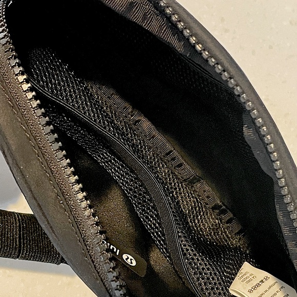 Lululemon Everywhere Belt Bag - Picture 3 of 4